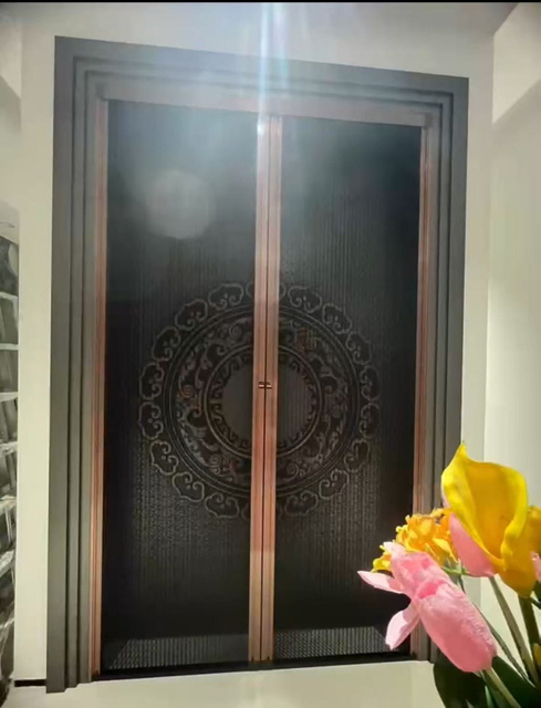 Trackless Folding Screen Door with Robust Tank Chains for Residential Settings